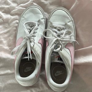 Nike low blazers in pink and white